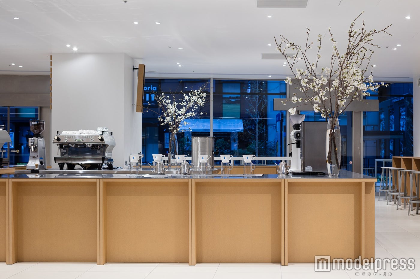 ブルーボトルコーヒー新宿カフェ店内／画像提供：Blue Bottle Coffee Japan