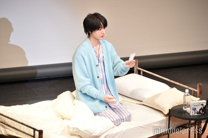 ツンデレカルタを正座で読み上げる桜田通(C)モデルプレス