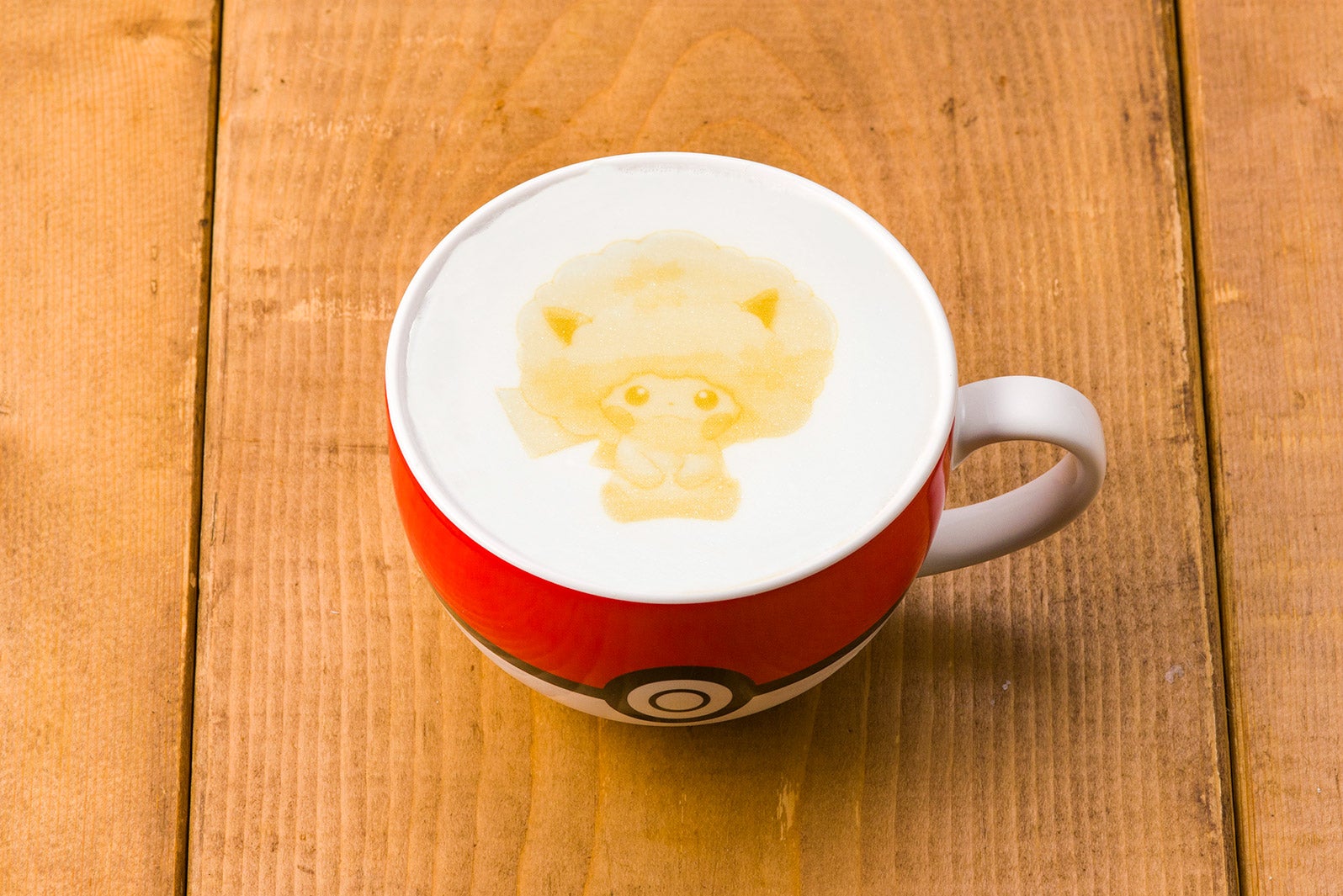 選べるポケモンラテ「桜アフロのピカチュウ」756円（税込）／画像提供：株式会社エスエルディー