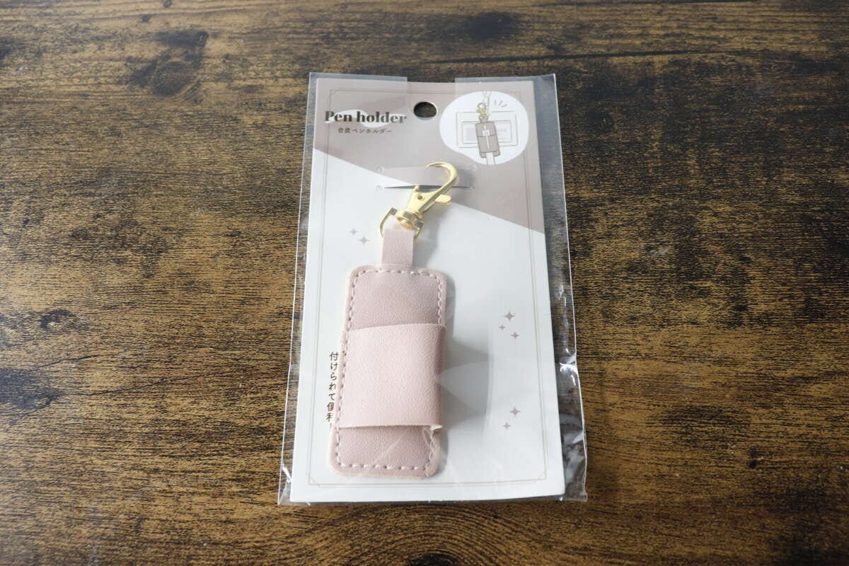 パッケージに入ったピンク色の合皮ペンホルダー パッケージに入ったピンク色の合皮ペンホルダー