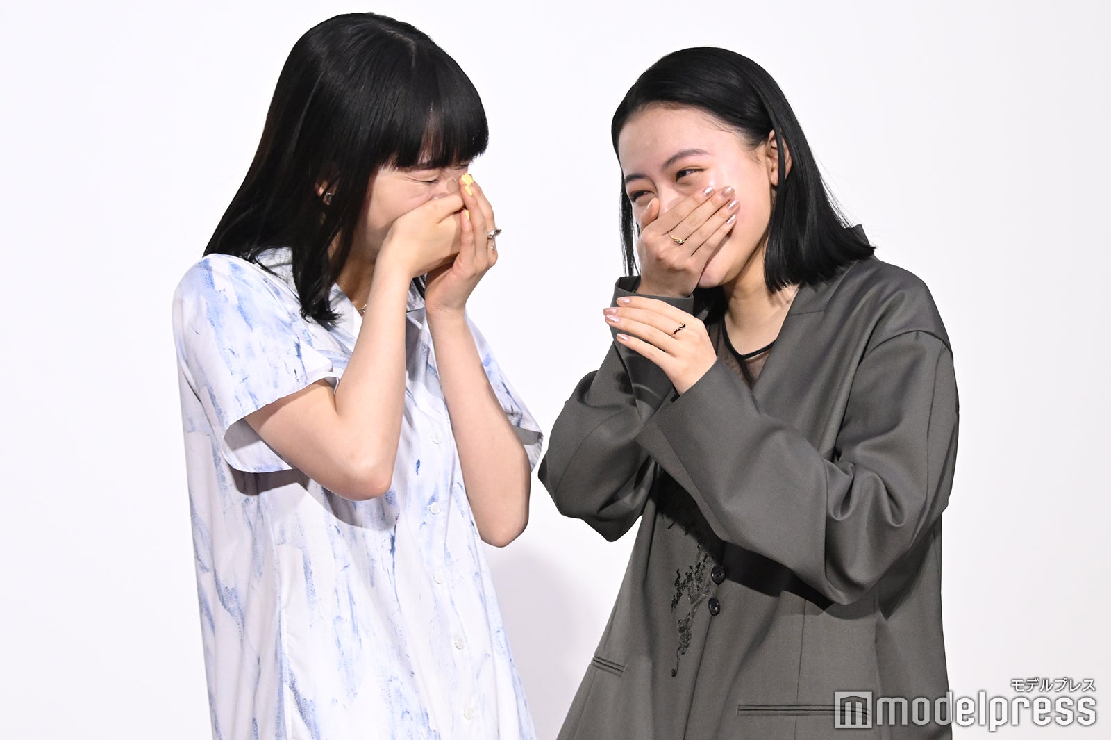 記者にハートポーズを求められ「恥ずかしいです」と笑い合う見上愛、上坂樹里（C）モデルプレス