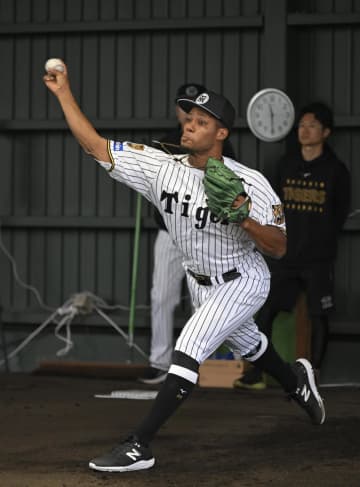 阪神 モレッタが初めてブルペン入り 藤川監督と談笑＆グータッチ 直接会話する姿も 武器の変則スライダーも披露