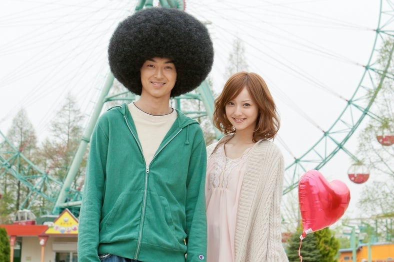 松田翔太、佐々木希　(C) 2012 のりつけ雅春・小学館／「アフロ田中」製作委員会　