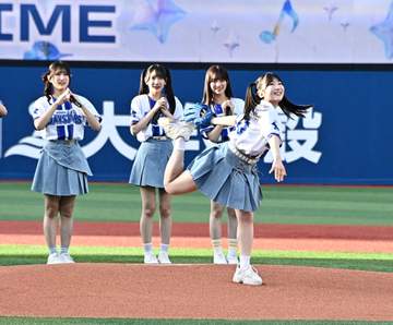 「届いてて凄すぎる」ハマスタ降臨のツインテール美女、豪快足上げで見事なノーバン投球に騒然「恋した」「キュンかわ」「ふつうに上手い」