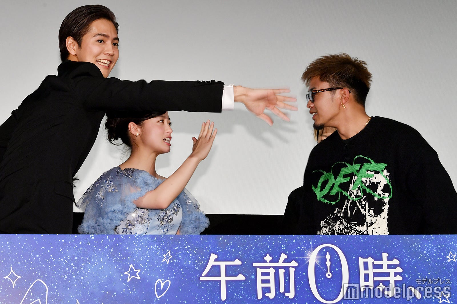 橋本環奈（中央）と2ショットで写ろうとするも、片寄涼太（左）に止められてしまった数原龍友（右）（C）モデルプレス