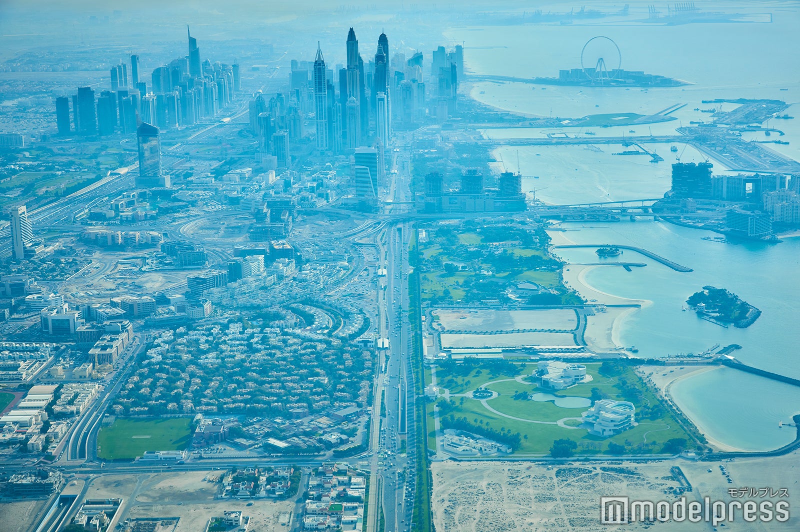 上空から眺める高層ビル群はまるでジオラマのよう（C）モデルプレス
