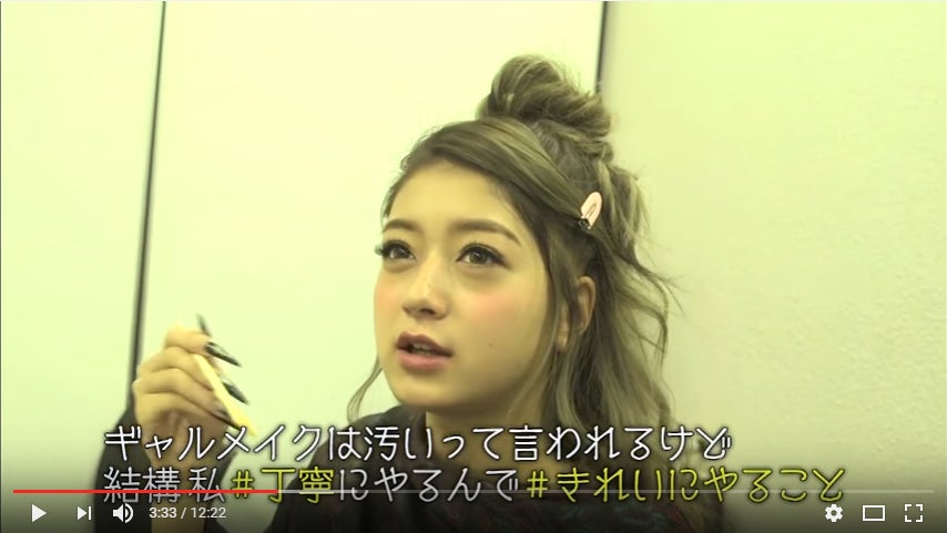 メイク中のみちょぱ／『#インフルエンサーの秘密』より（画像提供：FOD）