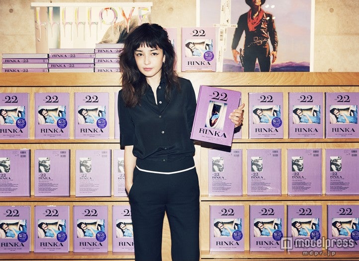 最新本「NO．22」発売記念サイン会イベントに出席した、梨花