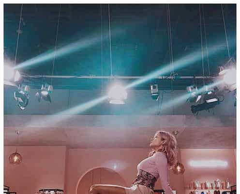 ローラ、ピンクヘア再び 美脚全開ショットで報告