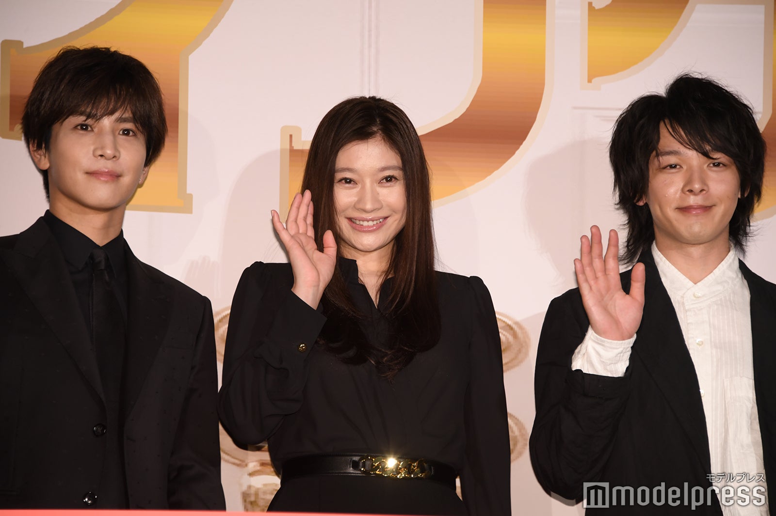 中村倫也は手をふるポーズに「手相見せてるみたい」とツッコミ／岩田剛典、篠原涼子、中村倫也 （C）モデルプレス