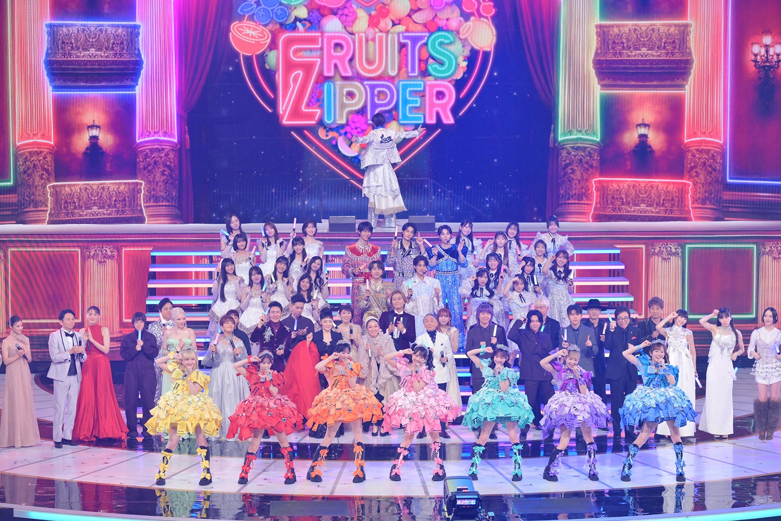 【紅白本番】FRUITS ZIPPER、ミセス・郷ひろみら豪華出演者と“わたかわ”披露 リボン大量衣装で盛り上げる