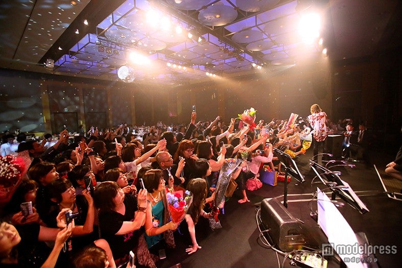 ファンからの熱狂に包まれるYOSHIKI