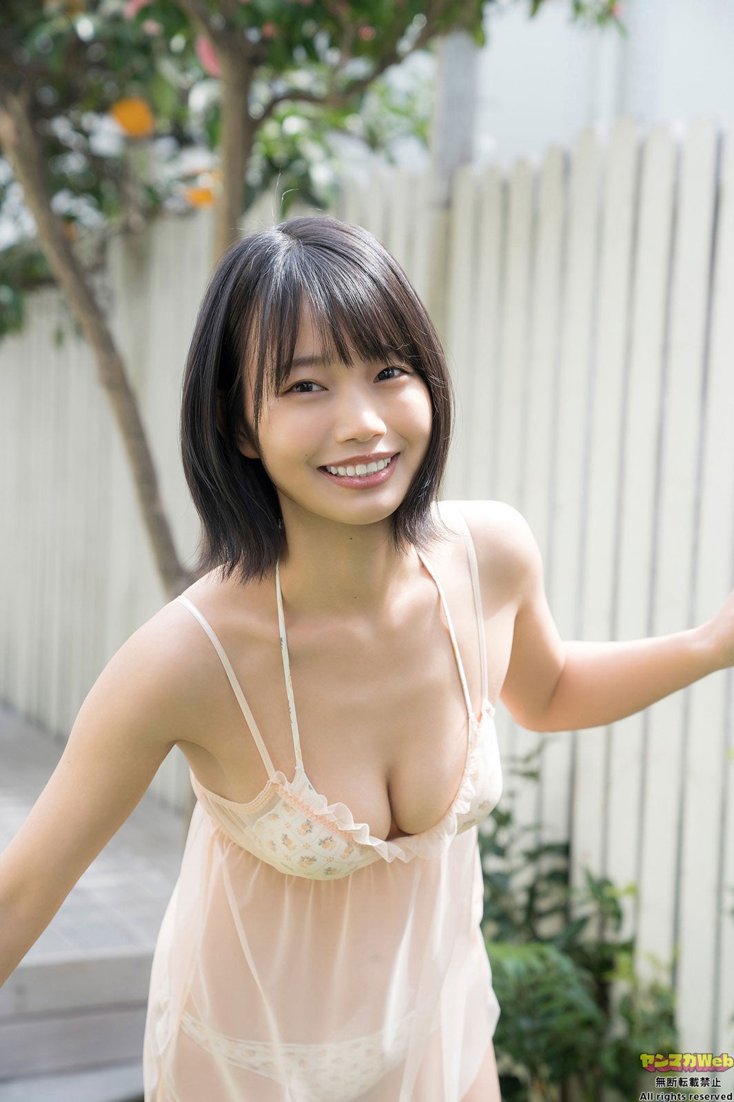 夏目綾、大胆SEXYな脱ぎグラビア披露 豊田ルナが撮影 - モデルプレス