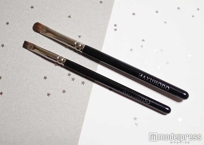 画像上から【白鳳堂】「J144H アイシャドウ 丸平」、【白鳳堂】「J522H ライナー 平」／写真：MAKO（C）モデルプレス