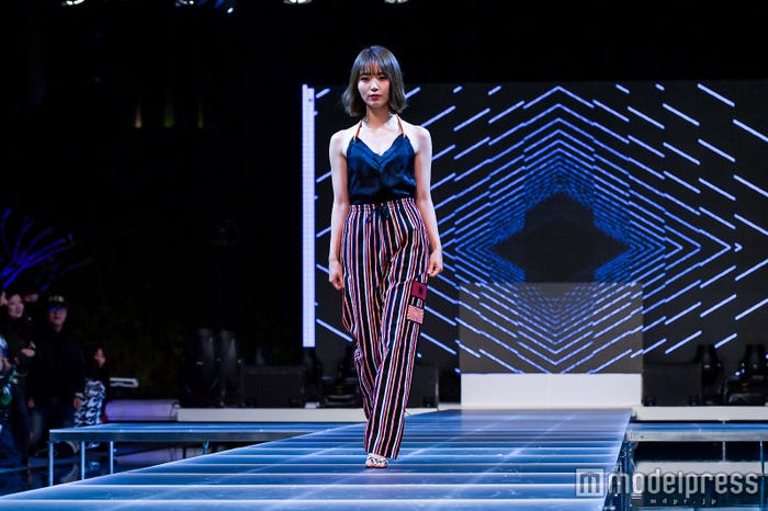 美背中を披露する池端レイナ(C)モデルプレス