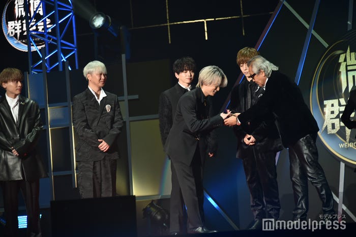 トロフィーを受け取る和田颯/Da-iCE (C)モデルプレス