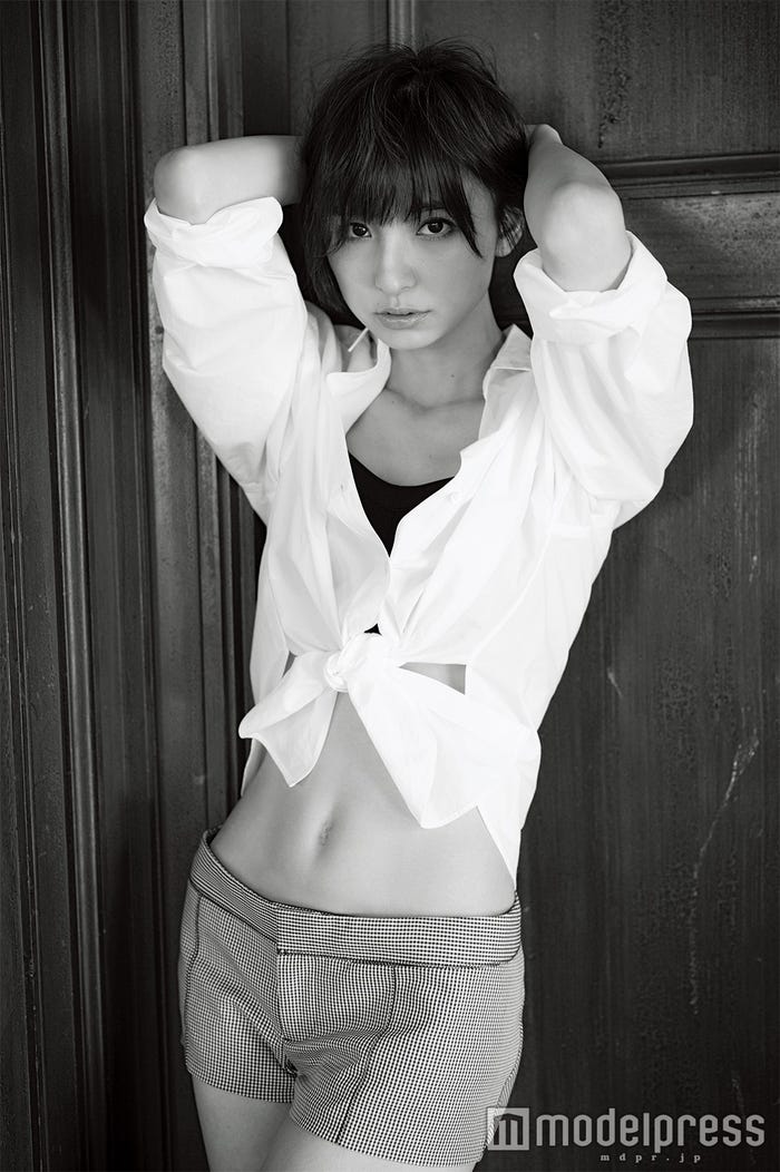 篠田麻里子「週刊ヤングジャンプ」21号(4月21日発売、集英社)より
