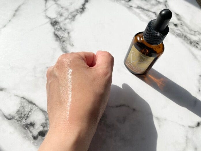 微かなとろみを感じるのびやかなテクスチャーの原液美容液