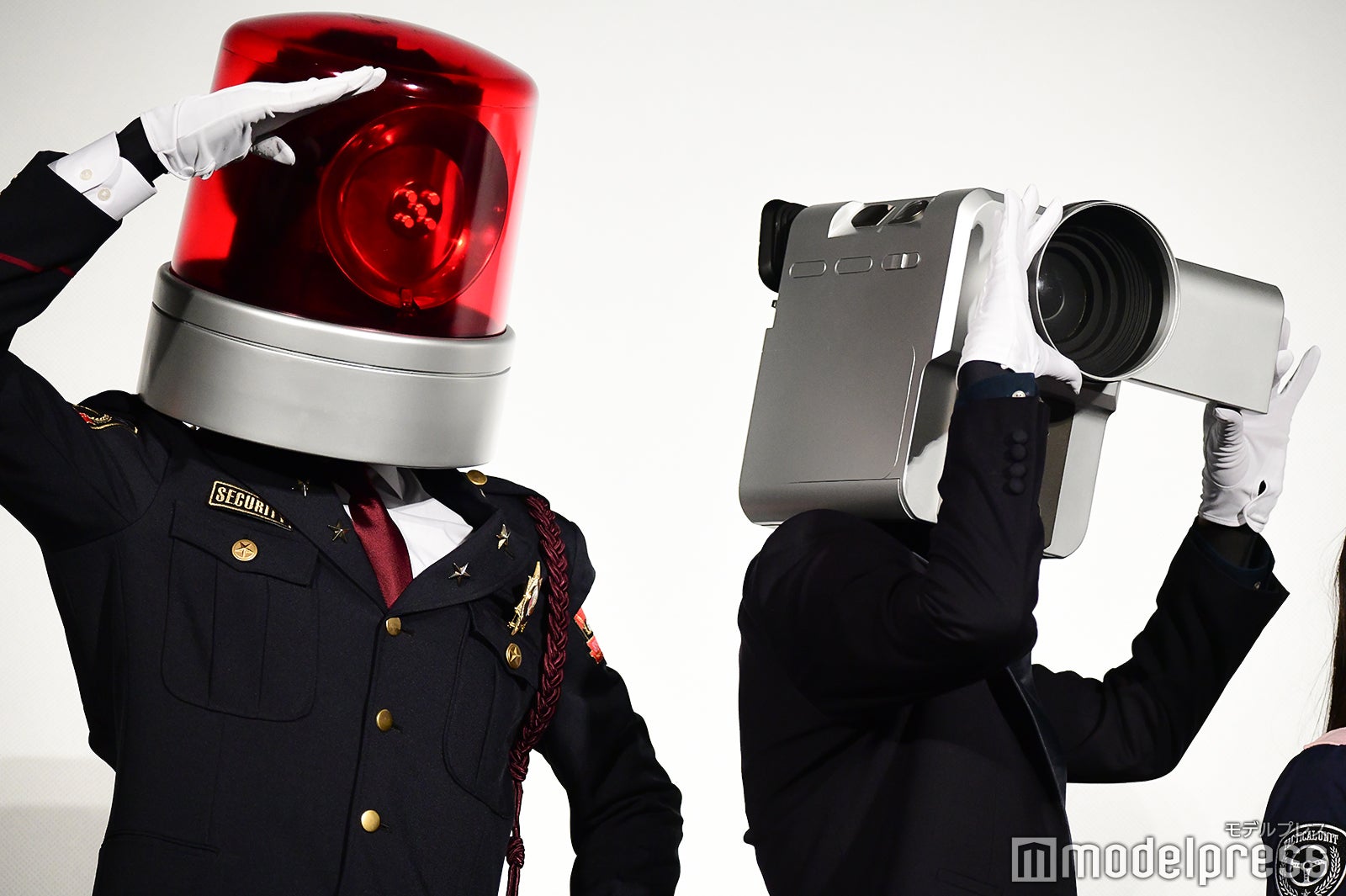 パトランプ男、カメラ男 （C）モデルプレス