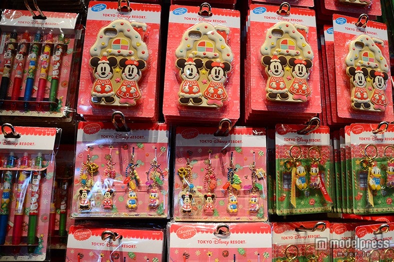 スマートフォンケース￥2200、ストラップ（4つセット）￥1800、ドナルドとデイジーのペアキーチェーン￥1200