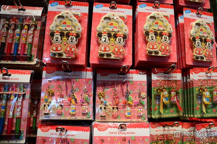 スマートフォンケース¥2200、ストラップ(4つセット)¥1800、ドナルドとデイジーのペアキーチェーン¥1200