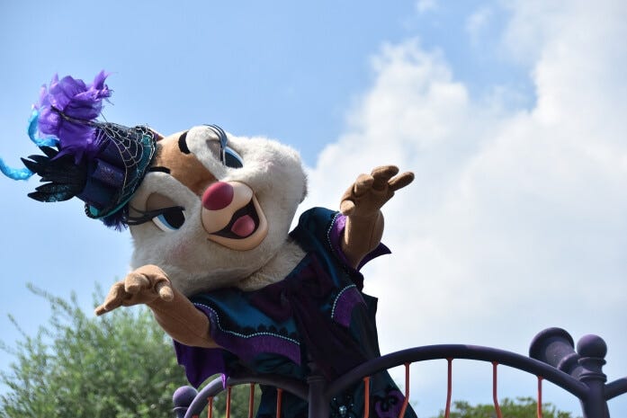 ミニーマウスのフロートの後ろにはクラリスもいます