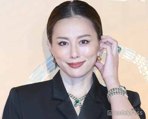米倉涼子、胸元大胆オープン 病気からの復帰語る「ちょっとずつ進歩」<ブルガリ セルペンティ展示会>