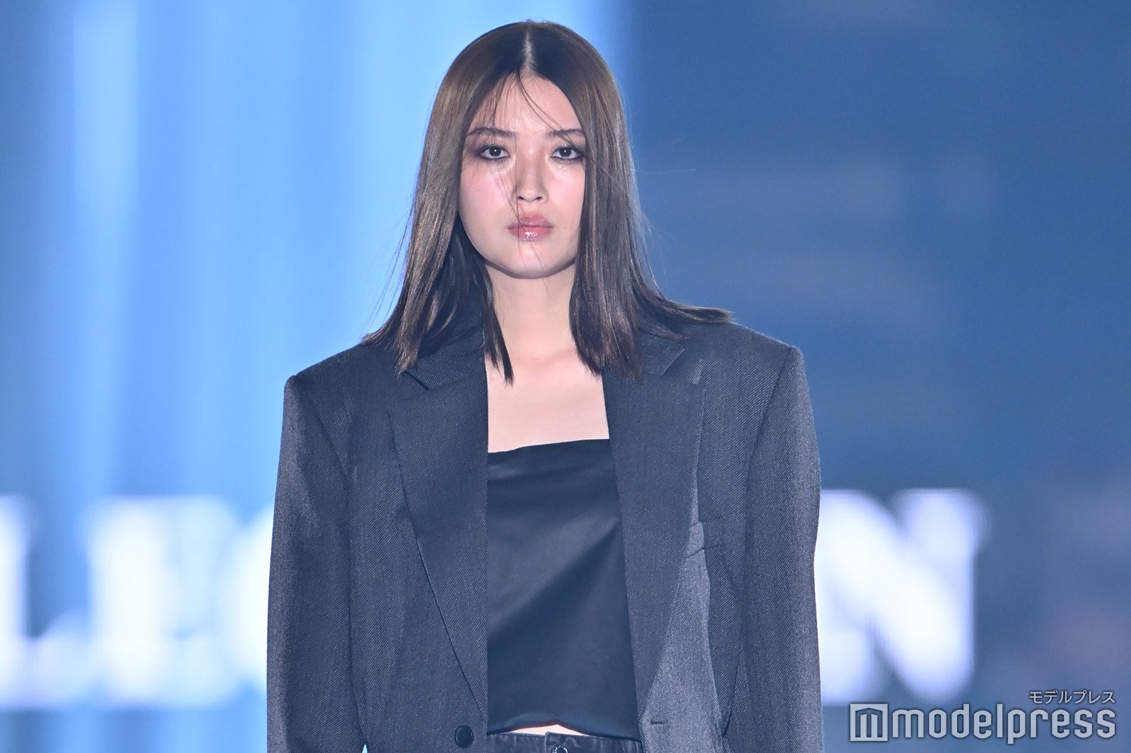 茅島みずき、ショーパンから美脚スラリ ストレートヘアで大人の雰囲気【TGC2026 S/S】