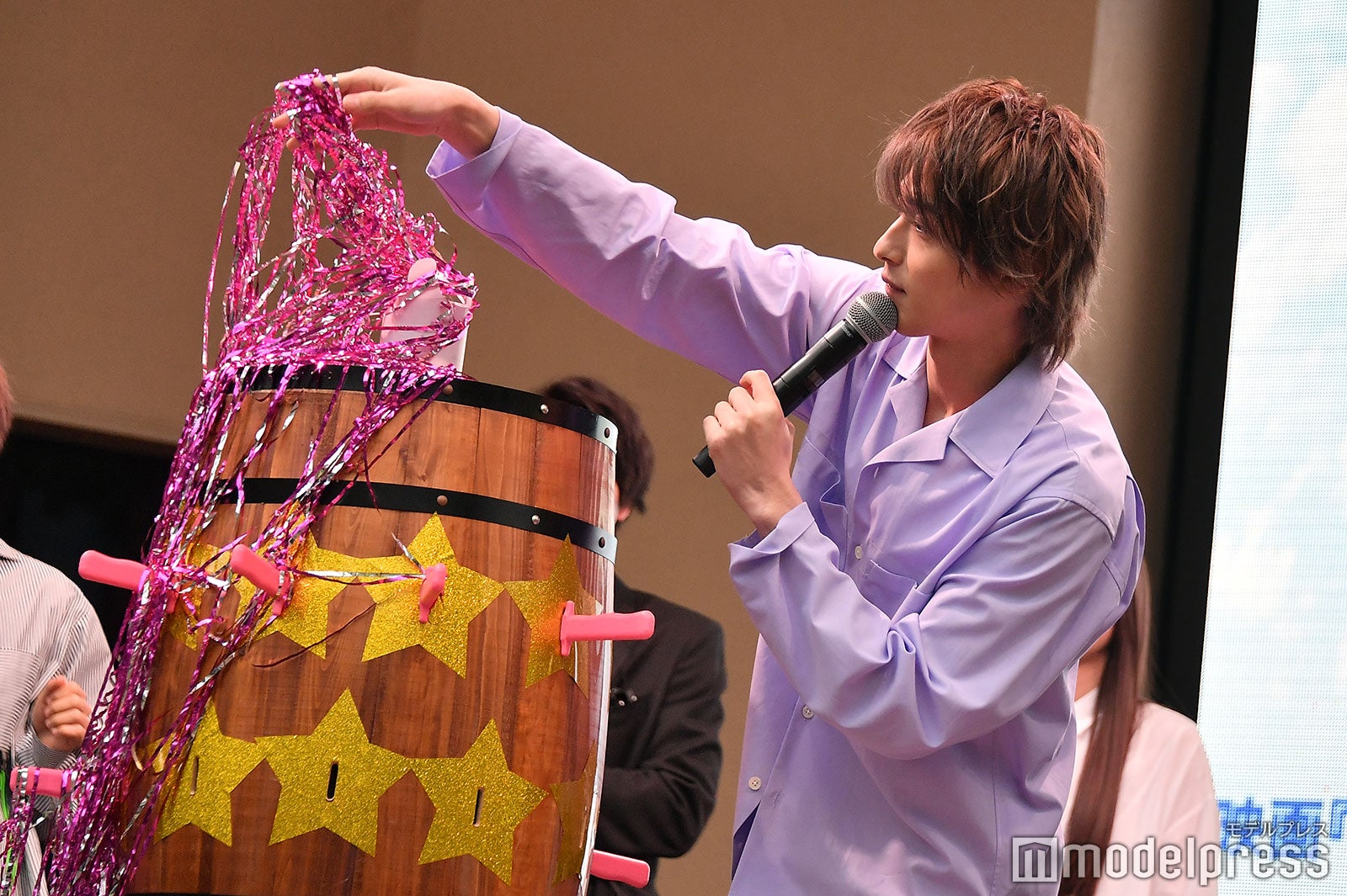 銀テープを整える横浜流星（C）モデルプレス