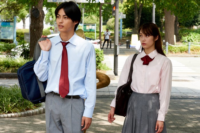 神尾楓珠、中村ゆりか/「左ききのエレン」第1話より(C)かっぴー・nifuni/集英社 (C)ドラマ「左ききのエレン」製作委員会・MBS