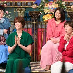 （後列左から）近藤春菜、藤森夕子（前列左から）栗原恵、高畑淳子（C）日本テレビ
