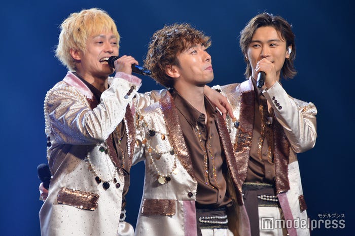 仲間の河合郁人を笑顔で送り出す塚田僚一&橋本良亮/「ABC座星劇場2023 〜5 Stars Live Hours〜」千秋楽特別カーテンコールより(C)モデルプレス