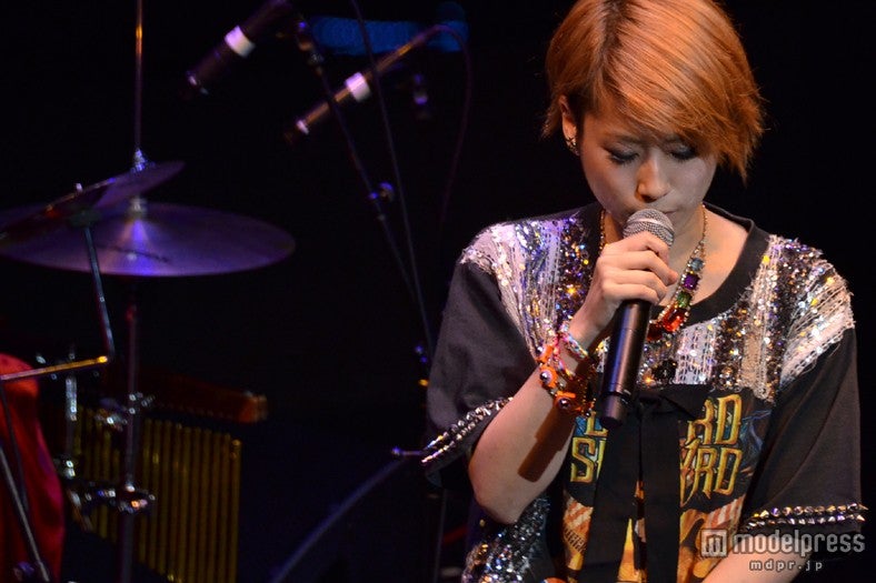 ステージで熱唱するIMALU