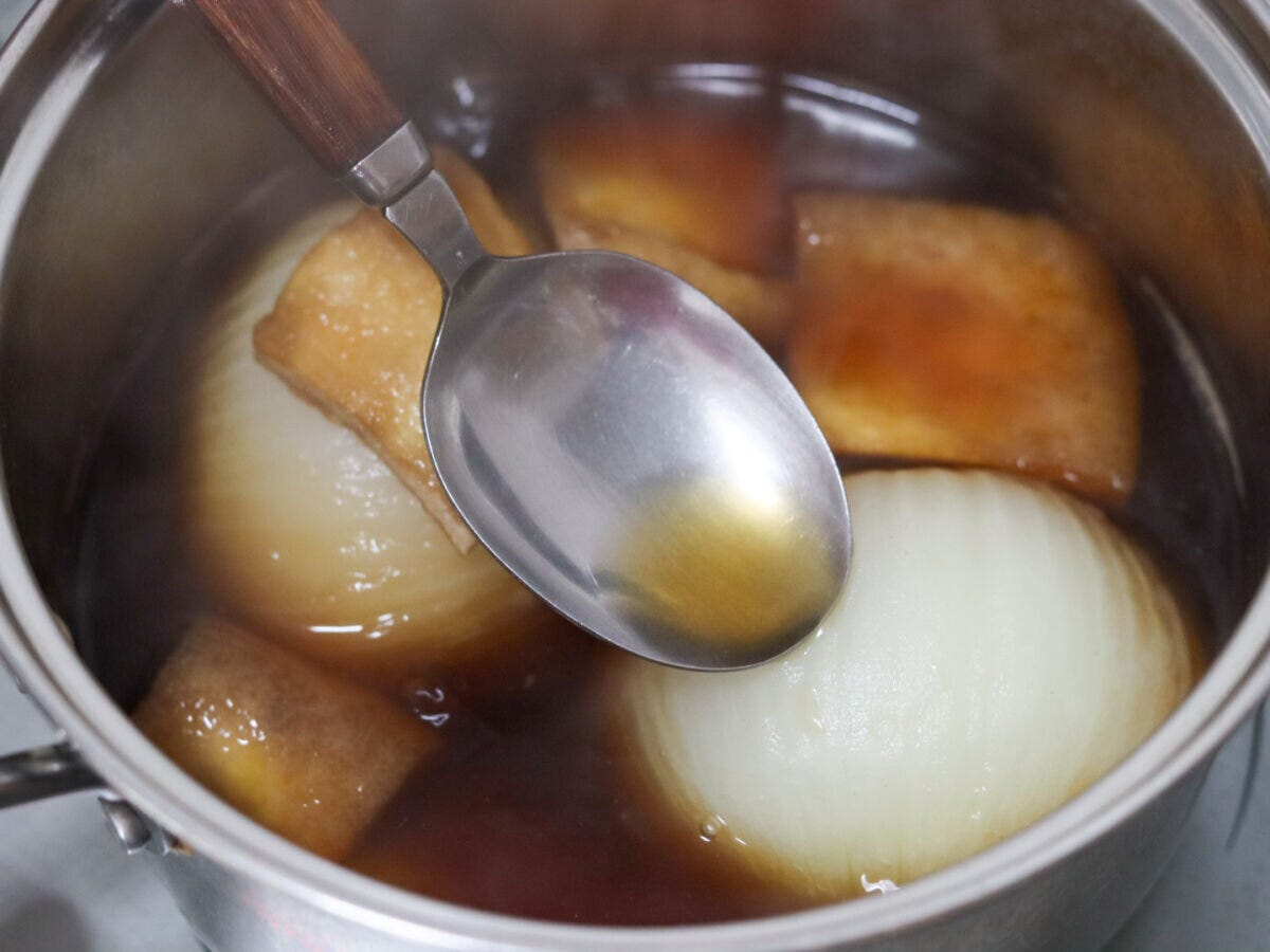 スプーンで煮汁を回しかけている工程 スプーンで煮汁を回しかけている工程