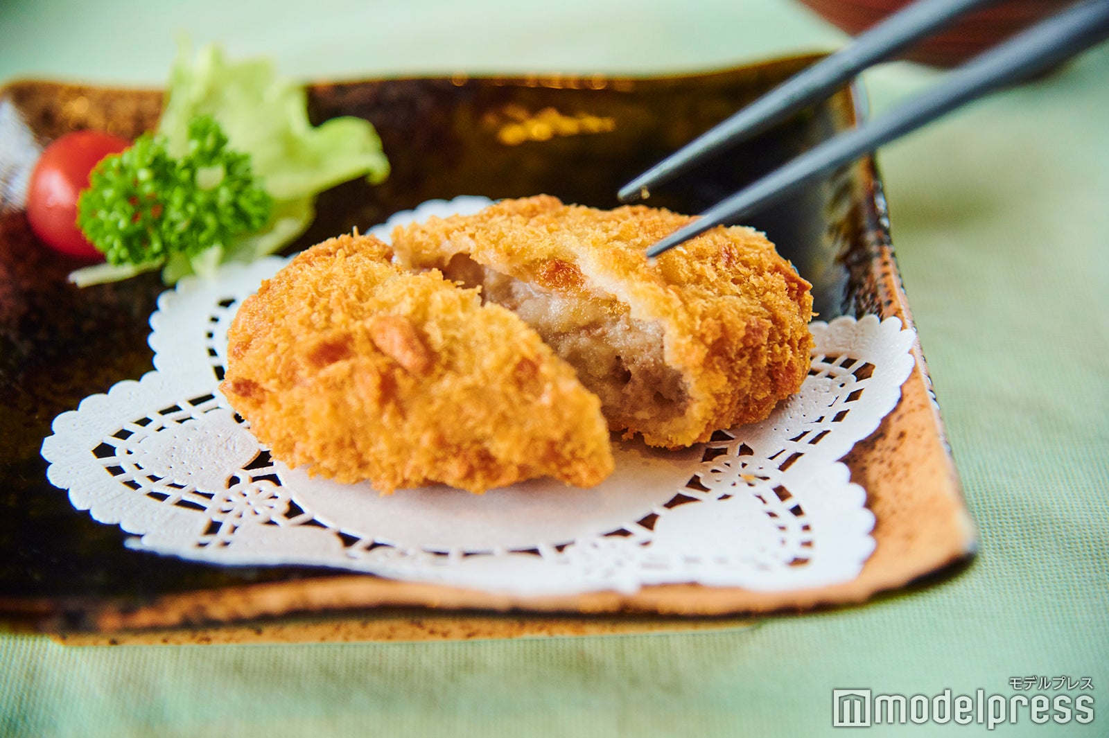肉の旨味がしっかり味わえる揚げたてコロッケ（C）モデルプレス