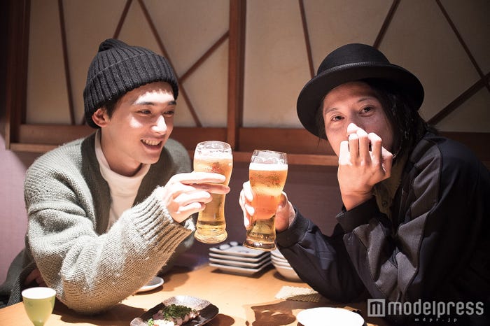 とりあえずビールで!(C)モデルプレス