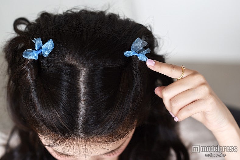 ヘアアクセサリーをプラス／モデル：河西里音