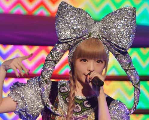 きゃりー、ヒット曲連発 “スペイシー民族”衣装で登場<レコ大>