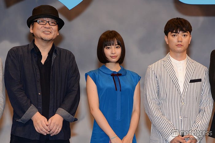 (左から)細谷守監督、広瀬すず、染谷将太