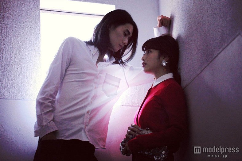 壁ドンの様子（左から）栁俊太郎、くみっきー／Photo：MAKI TAGUCHI　（C）U-160