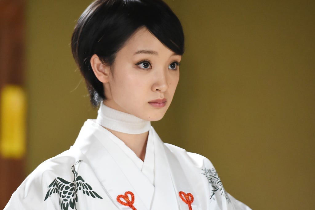 巫女姿の剛力彩芽（C）TBS