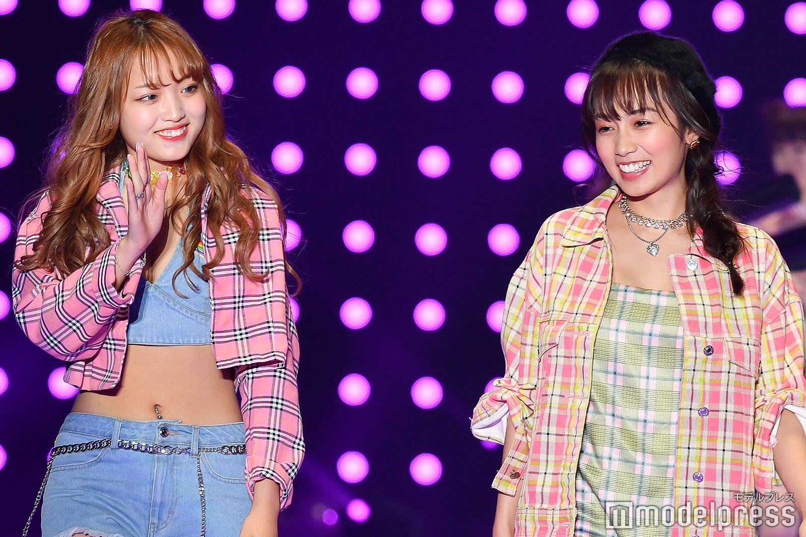 （左から）ねお、黒木ひかり（C）モデルプレス