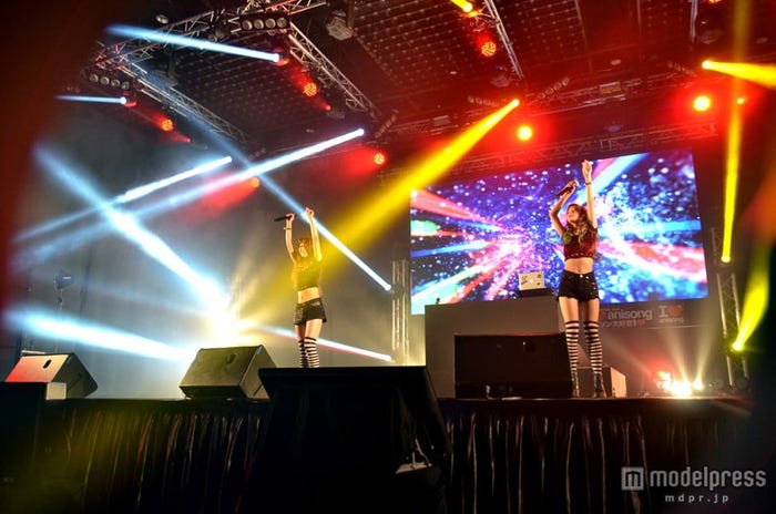 ライブで盛り上げたAMIAYA