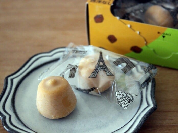 ひと口サイズのアイスに、キャラメルと洋梨の香りが閉じ込められています