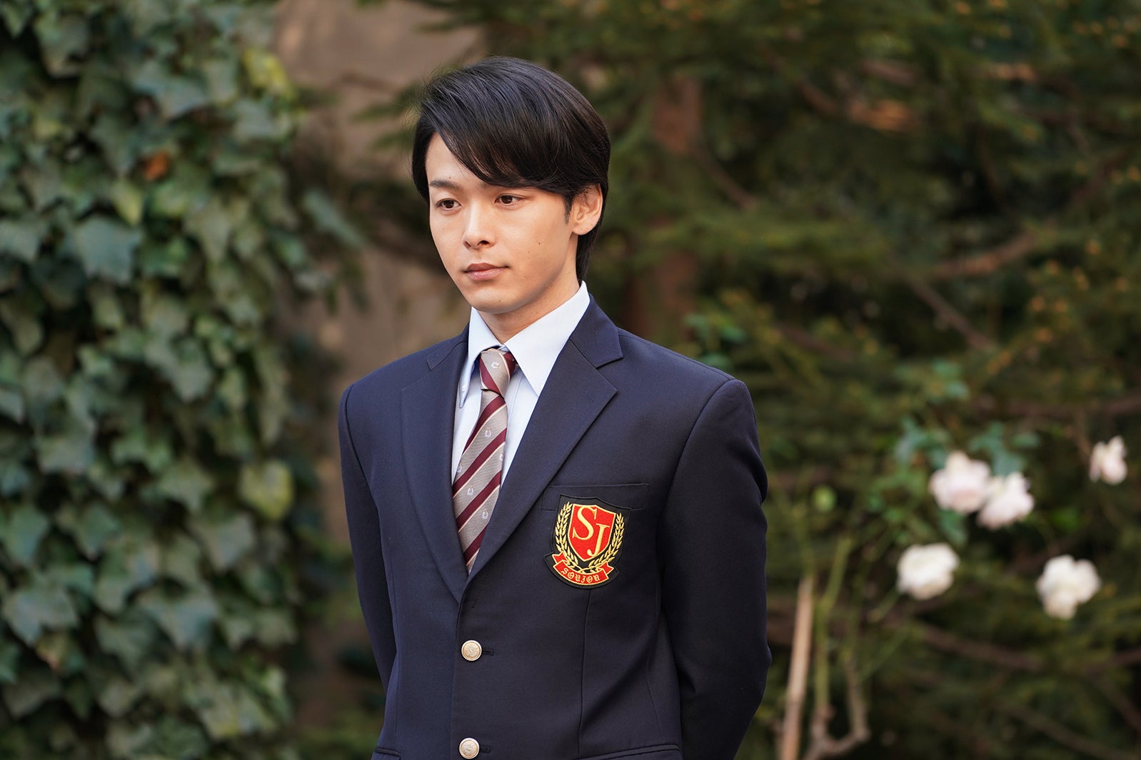 中村倫也、話題の“制服”姿で登場 衣装のこだわり明かされる＜美食探偵＞