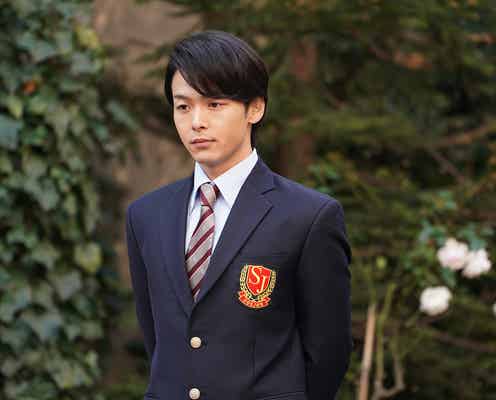 中村倫也、話題の“制服”姿で登場 衣装のこだわり明かされる<美食探偵>