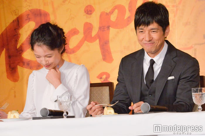 “奇跡のレシピ”を味わう宮崎あおい、西島秀俊 (C)モデルプレス