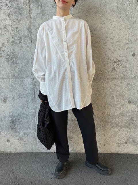 レディース　コーディネート　コーデ　トレンド　おしゃれ　お洒落　オシャレ　2023　春　黒パンツ　黒　ブラック　パンツ　パンツコーデ　シャツ　白シャツ　モノトーン　モノトーンコーデ