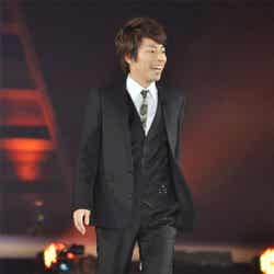 ランウェイをウォーキングする田村淳