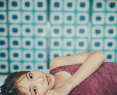 声優・青山なぎさ、ノースリーブで透明素肌輝く